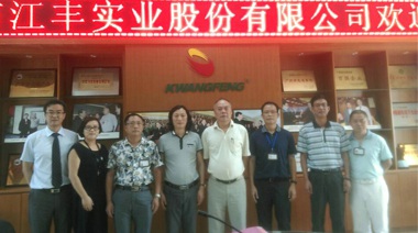 在香港，銷(xiāo)售每三只冰鮮雞就有兩只是江豐出品，但中國(guó)大陸的市場(chǎng)更大，這次找中擂合作就是要打開(kāi)家門(mén)口的市場(chǎng)。中擂團(tuán)隊(duì)開(kāi)局便簽約虎艷芬作江豐代言，我們對(duì)接下來(lái)的合作充滿(mǎn)信心。